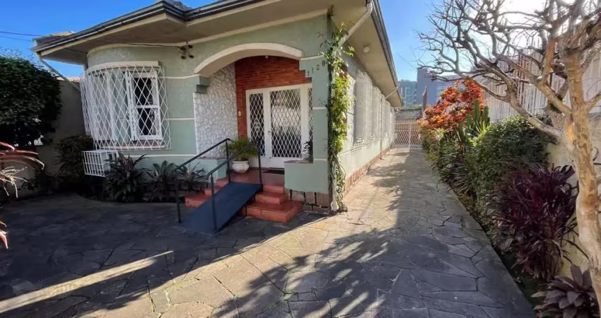 Casa com pátio com 3 dormitórios, 2 banheiros e 4 vagas.