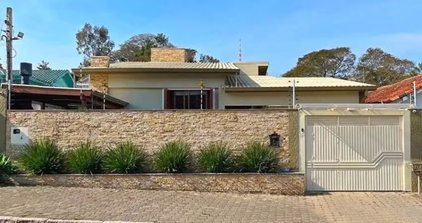 Ótima casa térrea com 4d, piscina e garagem fechada para 2 carros no jardim medianeira.