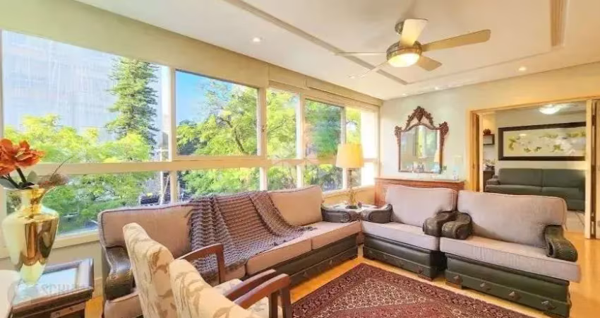 Apartamento 3 dormitórios, suíte, semimobiliado e duas vagas de garagem.