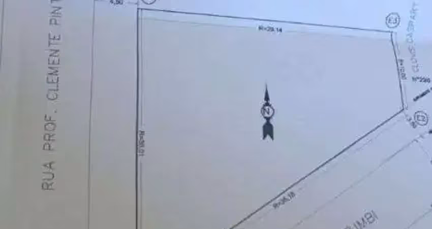 Terreno de esquina, com 429m², está situado no coração do bairro medianeira