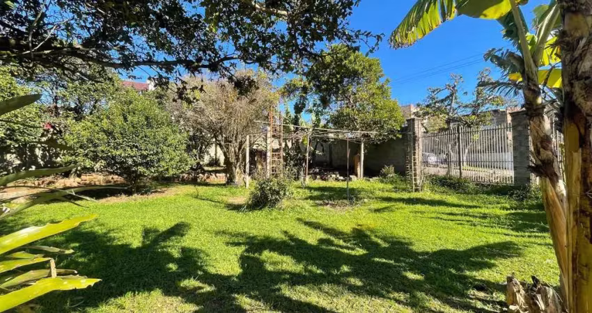 Terreno de esquina, com 429m², está situado no coração do bairro medianeira