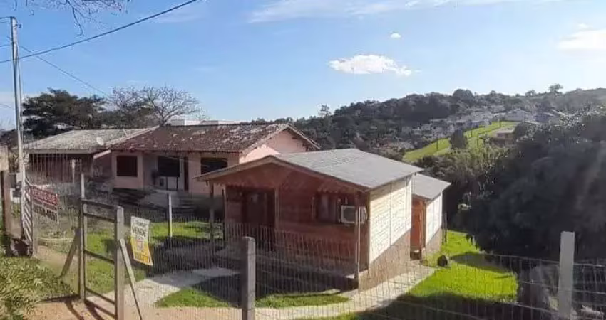 Terreno com 2 casas pré-fabricadas recém construídas
