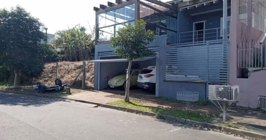 Linda casa no verdes campos com 2 dormitórios sendo 1 suíte e closet, lareira living amplo - amplo pátio com piscina.