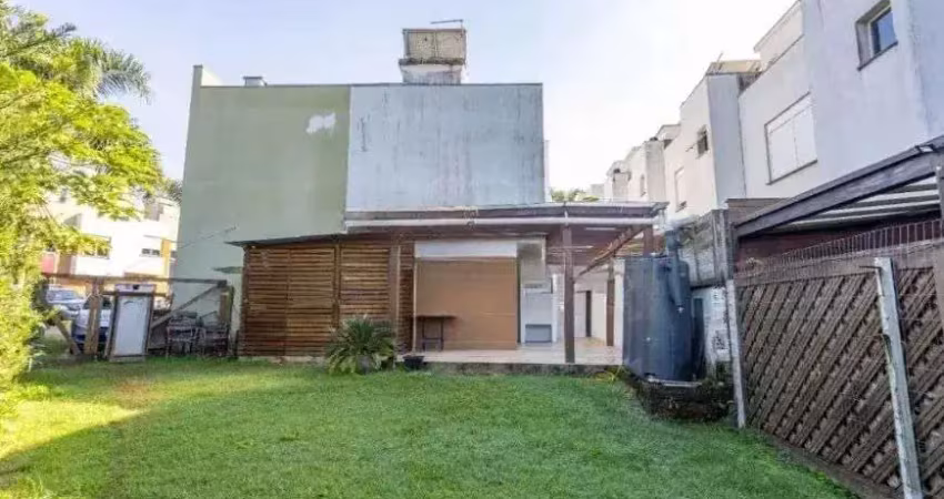 Casa em condomínio com 3 dormitórios, suíte e pátio amplo – 147m²