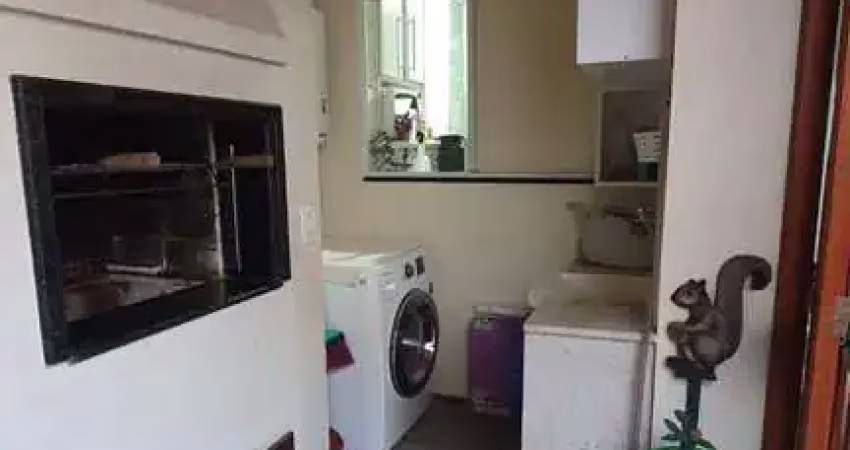 À venda sobrado em condomínio fechado e semi mobiliado!