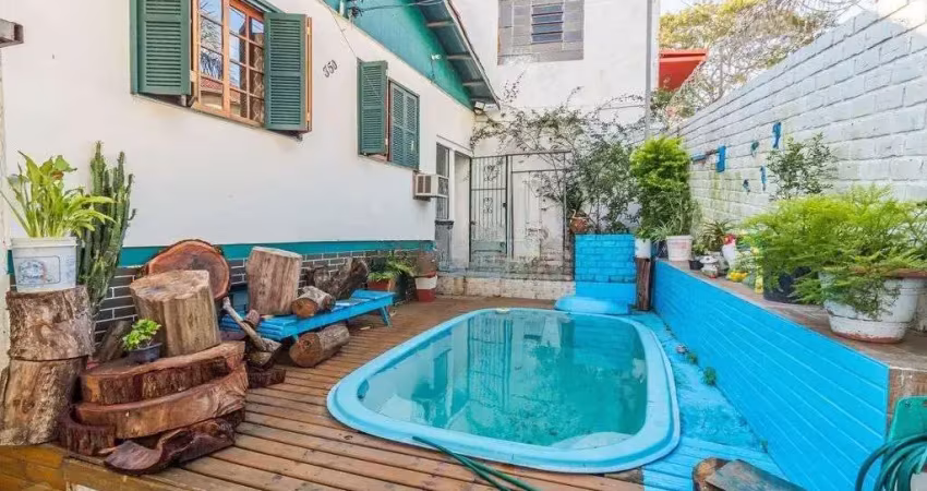 Casa 03 dormitórios, 2 suítes, 216m² privativos com piscina no bairro medianeira