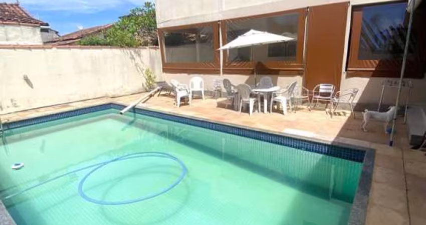Casa em Condomínio 4 Quartos com Piscina e Churrasqueira