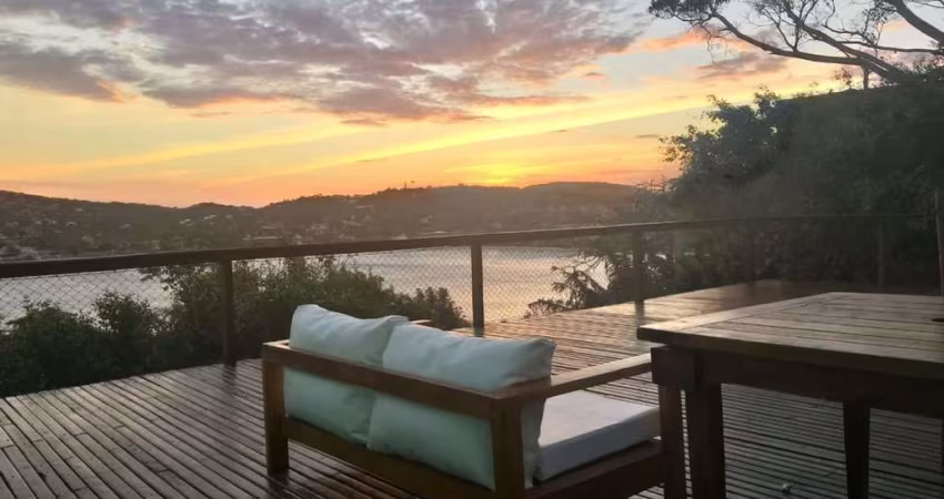 Casa 3 Suítes com Piscina e churrasqueira na Ferradura em Búzios