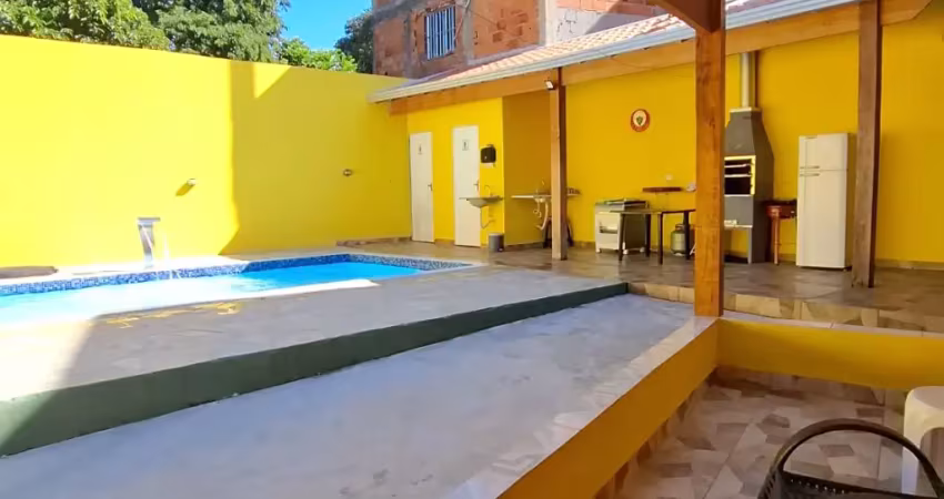 Casa térrea com piscina