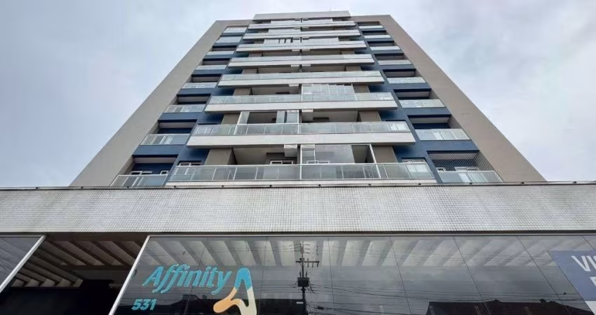 Apartamento mobiliado no Maria Luiza com 2 vagas de garagem lado a lado.