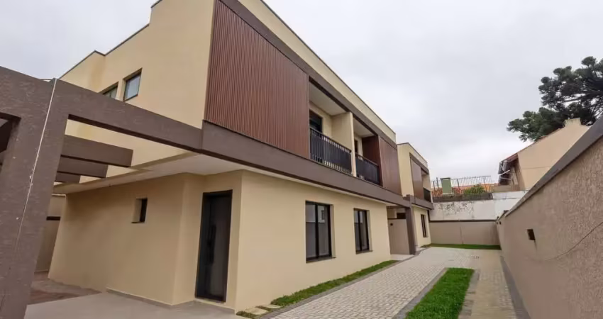 Sobrado novo à venda no bairro boqueirão em curitiba com sacada e closet