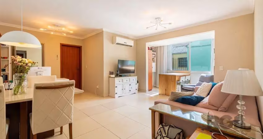 Apartamento de três quartos, suíte e uma vaga de garagem no bairro petrópolis em porto alegre.