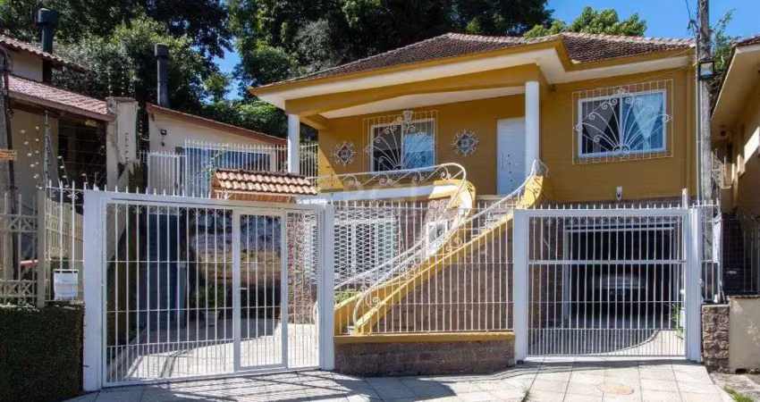 Sobrado à venda no bairro medianeira, reformado, 3 quartos, lareira, churrasqueira, 3 vagas