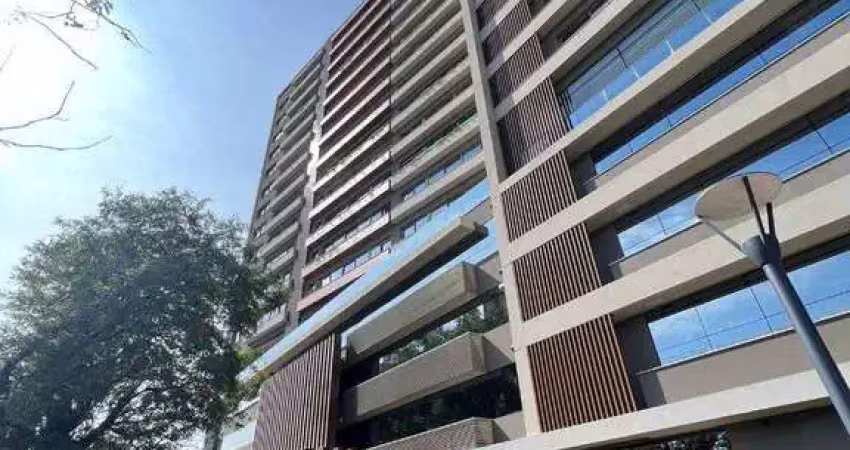Apartamento com 143 m² privativos, possui 3 suítes, (sendo 1 máster), living, cozinha, dependência de empregada, lavabo, 143 m² de área privativa, 2 vagas de garagem.