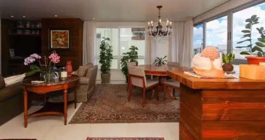 Vende-se amplo apartamento de 195m², 3 suítes, 3 vagas, localizado no bairro bela vista
