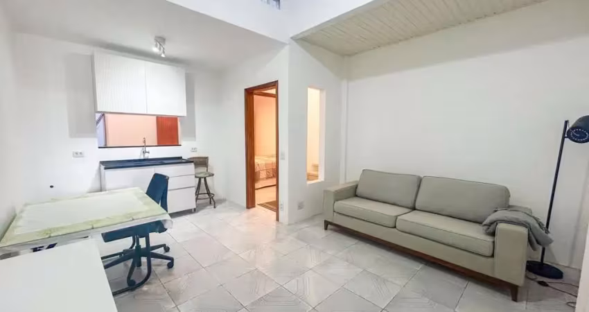 Apartamento de 1 dormitório, suíte ampla, semimobiliado, com pátio privativo no bairro mont serrat.