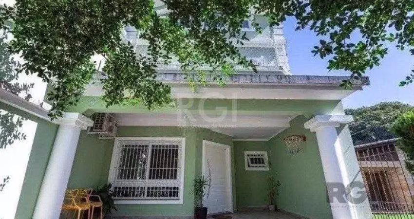 Casa com 03 dormitórios, 01 suíte, pátio, terraço com churrasqueira e vaga de garagem para 03 carros no bairro ipanema