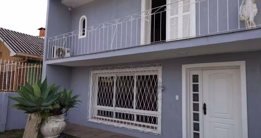 Casa de alvenaria, com 3 quartos, 1 suíte e 3 vagas de garagem.