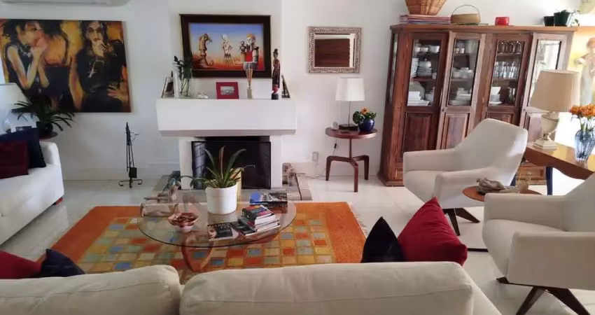 Venda casa em condomínio semi-novo com 330 metros quadrados privativos, 3 suítes, sendo 2 imensas e uma delas com lareira, lavabo, churrasqueira, terraço, piscina