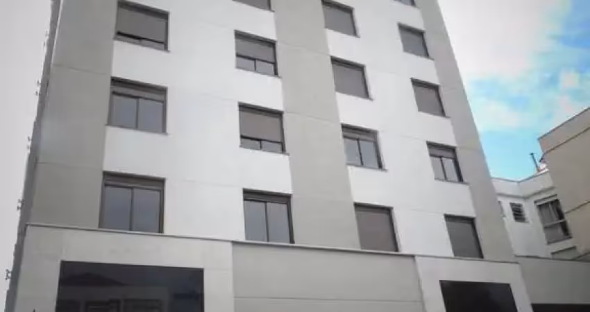 Apartamento desocupado com 2 quartos, sendo 1 suíte, 2 banheiros e garagem coberta escriturada.