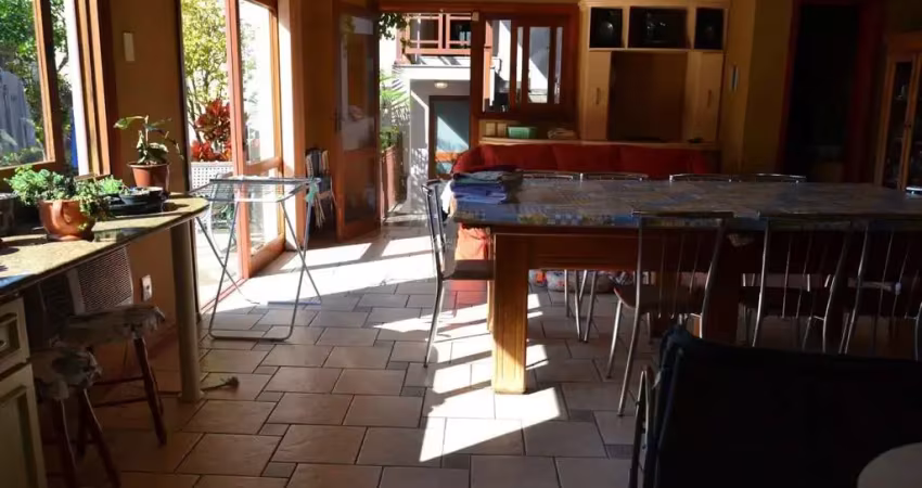 Casa comercial e residencial com 518m² (4 quartos / 5 banheiros / 3 vagas garagem) no bairro partenon localizada à meia quadra da av. bento gonçalves.