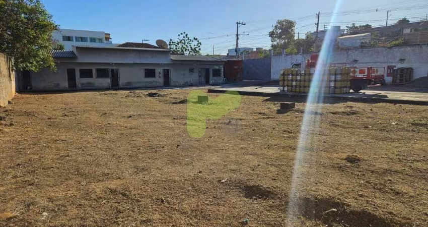 Área em Imboassica, com edificação e infraestrutura.