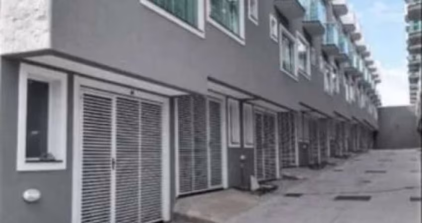 sobrado em condominio na região da penha com lavabo e churrasqueira.