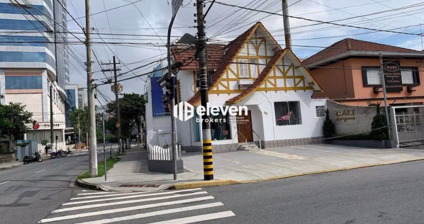 Casa Estilo Europeu na Aparecida — A 1 Quadra do Praiamar e 2 da Praia | 256m² | 3 Vagas | Versátil e Comercial