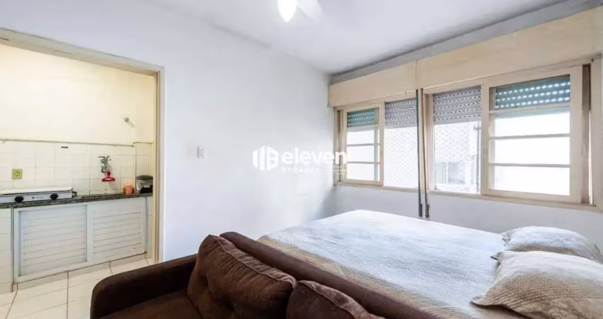 Kitnet mobiliada para locação – 31m², na quadra da praia, santos/sp