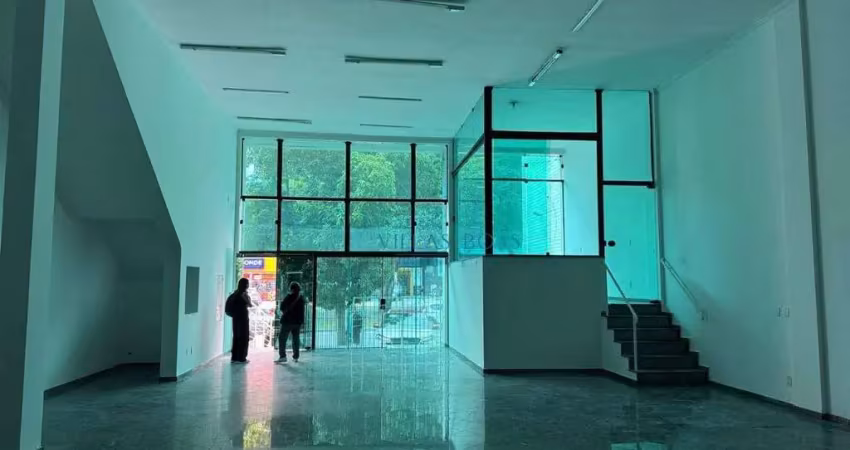 Amplo ponto comercial com um salão e mezanino de 243m² - espaço grande e iluminado.