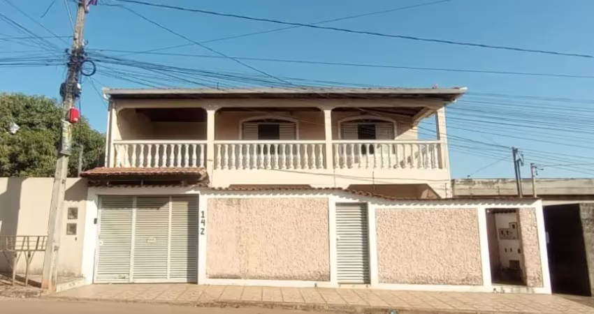 2 casas + barracão | 3 quartos cada | ótima localização |