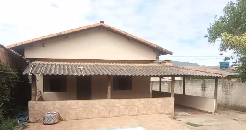 Casa com 03 quartos - piscina, quintal - região central do bairro resplendor