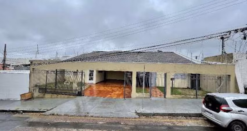 Casa comercial/residencial. 4 quartos, 04 vagas de garagem, em bairro nobre.
