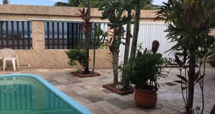 Casa frente mar com piscina e 3 dormitórios a venda na Praia Grande!