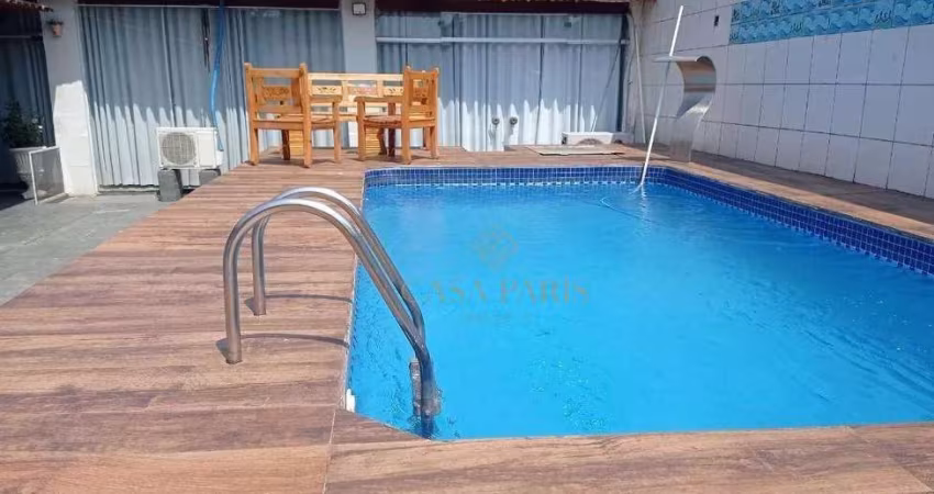 Casa ampla com piscina e 3 quartos à venda em Praia Grande!