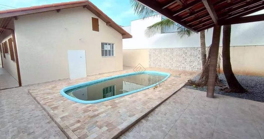 Casa com 3 quartos reformada e com piscina à venda em Praia Grande!
