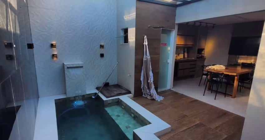 Casa mobiliada com 2 quartos á venda em condomínio no bairro Sim.