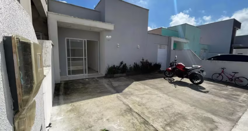 Alugo casa com 3 quartos em condomínio no Sim.
