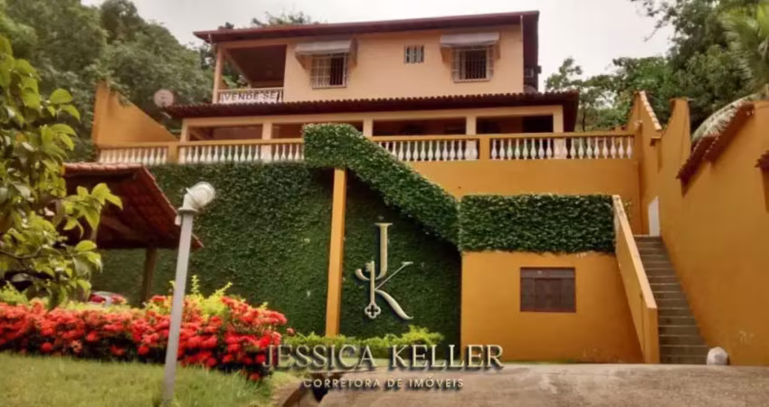 Linda casa construída em um lote de 1050 m² no Bairro Veneza em Ipatinga