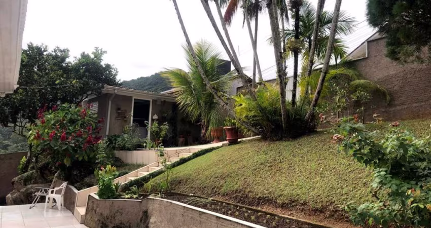 Casa com Quintal, Piscina e Horta no Itacorubi