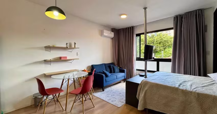 Studio aconchegante, semimobiliado e com garagem