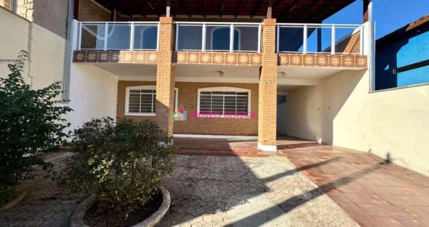 Sobrado com 5 Dormitórios e Amplo Quintal no Centro de Caraguatatuba à venda
