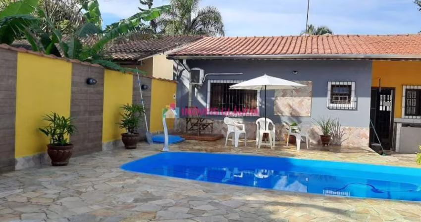 Casa com 5 dormitórios e piscina a 150 metros da Praia do Porto Novo em Caraguatatuba à venda