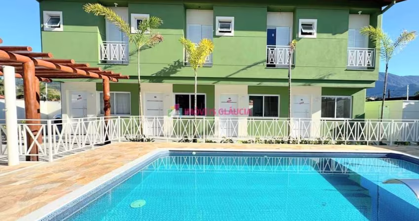 Sobrado novo em condomínio com 2 suítes a 450 metros da Praia do Capricórnio, com 71m2, em Caraguatatuba/SP à venda aceita financiamento