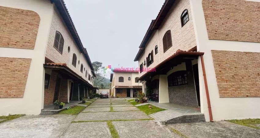 Sobrado com 02 dormitórios em condomínio residencial na Martim de Sá, a 900 metros da praia!