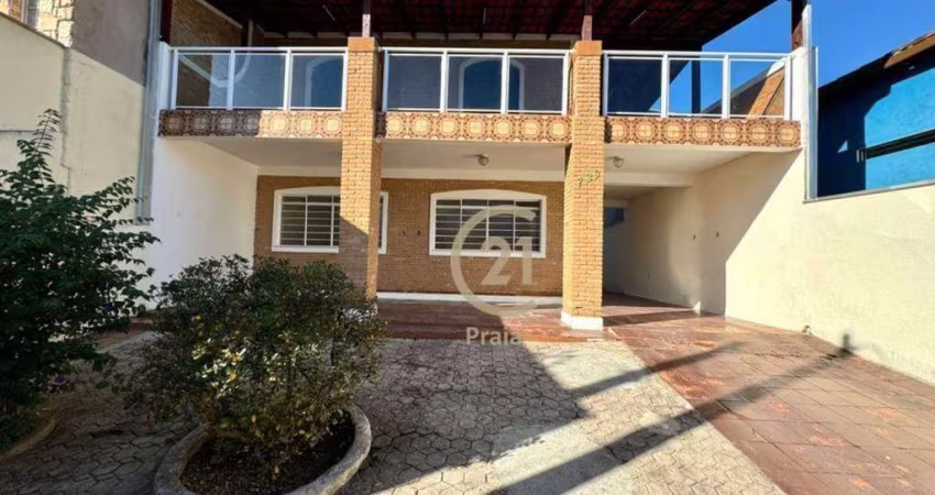 Sobrado Centro 5 dorms, sendo uma suite. 600m da praia!