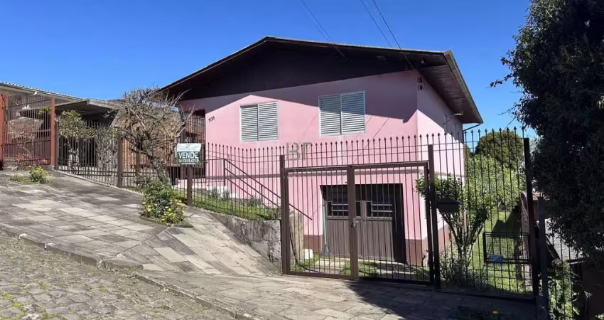 Casa com 3 dormitórios com pátio grande no bairro jardim das hortênsias