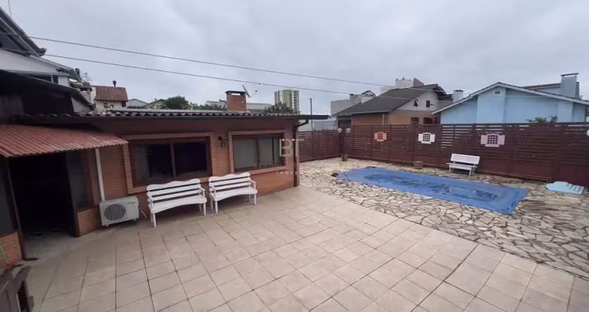 CASA COM PISCINA NO BAIRRO SANTA LÚCIA