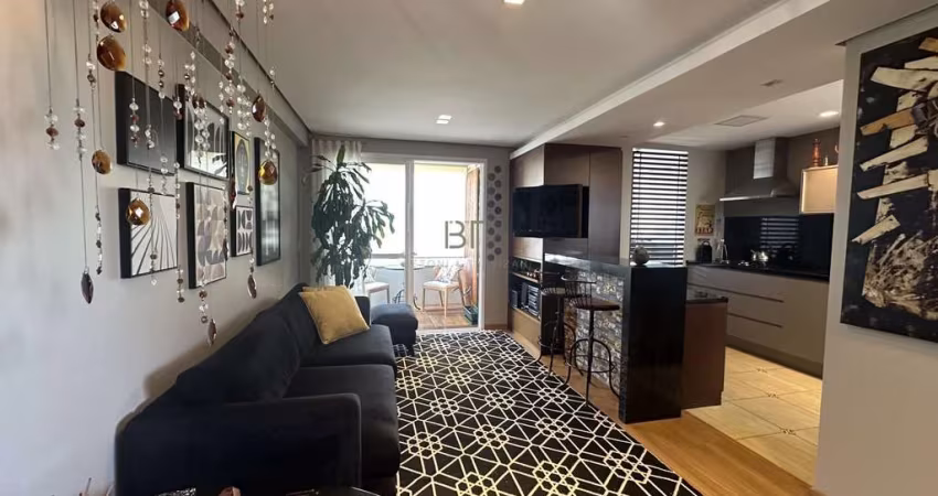 APARTAMENTO SEMIMOBILIADO COM 2 DORMITÓRIOS SENDO 1 SUÍTE E 2 VAGAS LADO A LADO