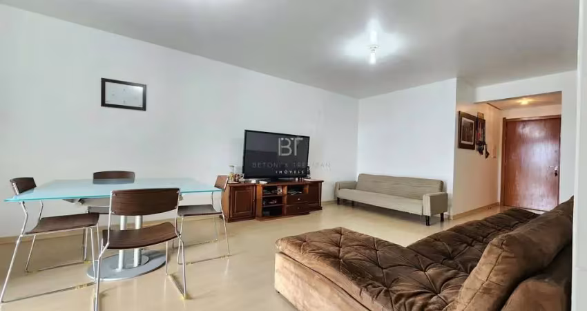 Apartamento semimobiliado com 2 dormitórios sendo 1 suíte no bairro cinquentenár